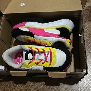 7c white pink & yellow Puma sneakers